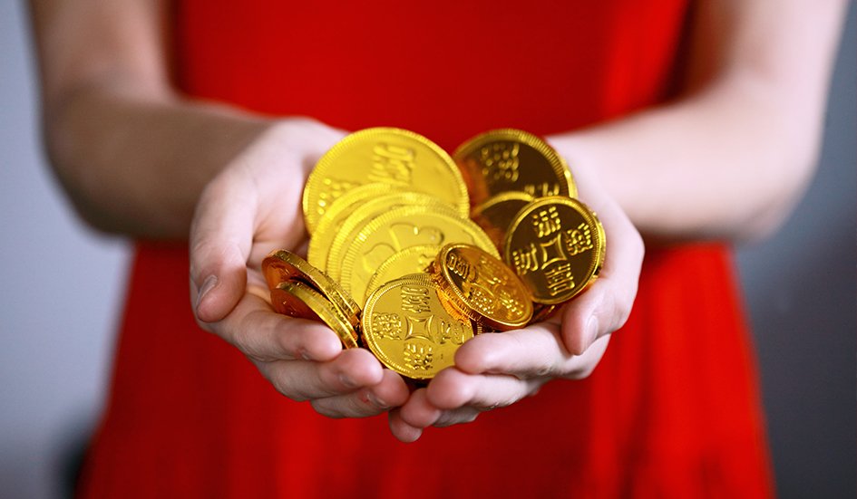 An award-winning woman in Hong Kong showcasing her digital marketing success with a handful of gold coins. An award-winning woman in Hong Kong showcasing her digital marketing success with a handful of gold coins.