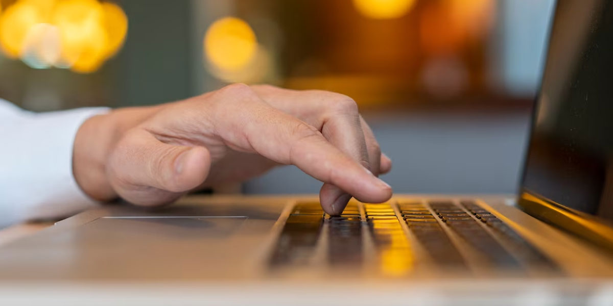 pay-per-click typing on laptop